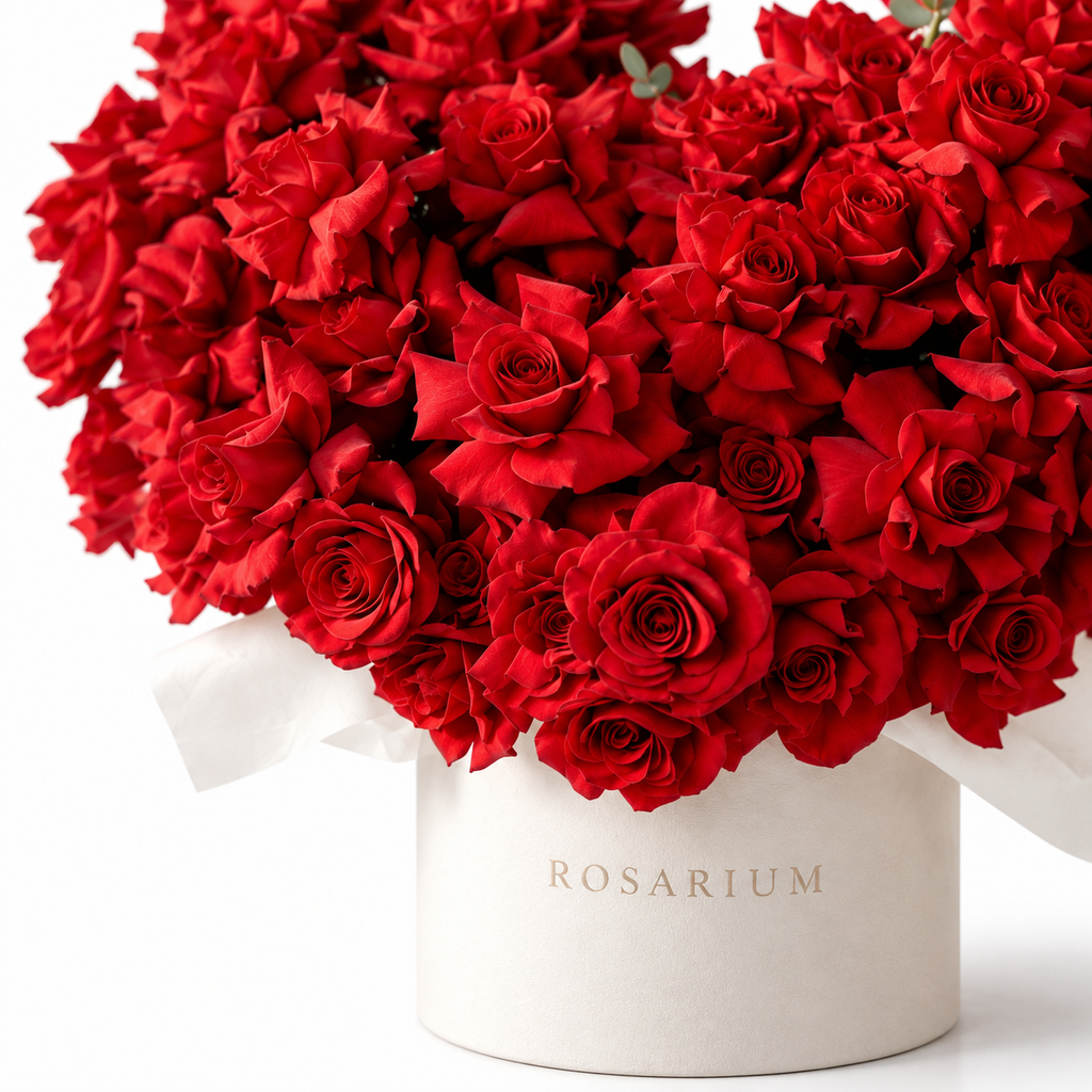 Heart in Red floral detail, red roses in a off-white Rosarium box